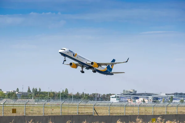 乌克兰博利斯皮尔 2020年9月25日 乌克兰亚速尔航空公司757 300号班机从机场起飞 — 图库照片