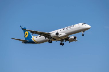 Boryspil, Ukrayna - 25 Eylül 2020: Ukrayna Uluslararası Havayolları Embraer ERJ-195 havaalanına iniyor
