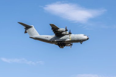 Boryspil, Ukrayna - 25 Eylül 2020: Kraliyet Hava Kuvvetleri (RAF) Airbus A400M Atlas C.1 havaalanına iniyor