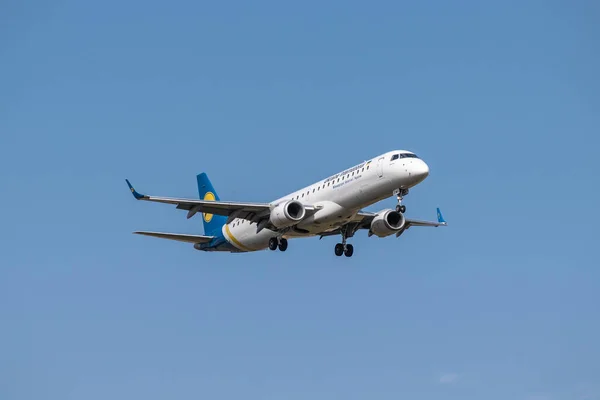 Boryspil Ucrânia Setembro 2020 Ukraine International Airlines Embraer Erj 195 — Fotografia de Stock