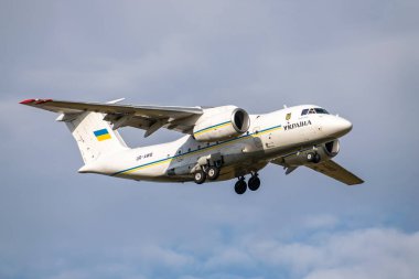 Boryspil, Ukrayna - 25 Eylül 2020: Ukrayna Hükümeti Antonov An-74TK-300D havaalanına iniyor