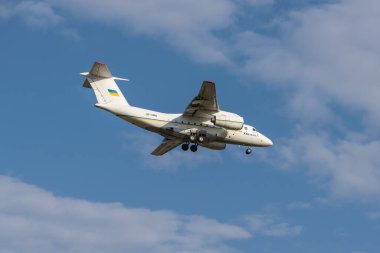 Boryspil, Ukrayna - 25 Eylül 2020: Ukrayna Hükümeti Antonov An-74TK-300D havaalanına iniyor