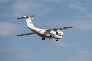 Boryspil, Ukrayna - 25 Eylül 2020: Ukrayna Hükümeti Antonov An-74TK-300D havaalanına iniyor