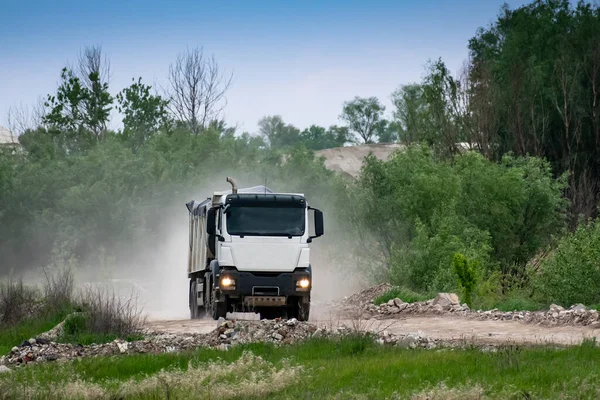 Camión Volquete Carretera Grava Que Lleva Una Carga Materiales Construcción — Foto de Stock