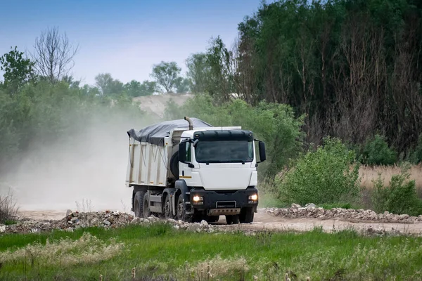 Camión Volquete Carretera Grava Que Lleva Una Carga Materiales Construcción — Foto de Stock