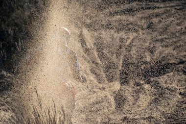 Enduro motosikleti çamur ve kumda yarışıyor