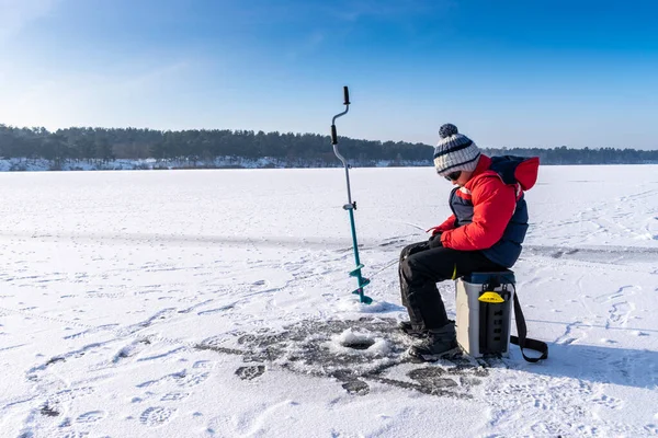 Menino Gosta Pesca Inverno Gelo Lago — Fotografia de Stock
