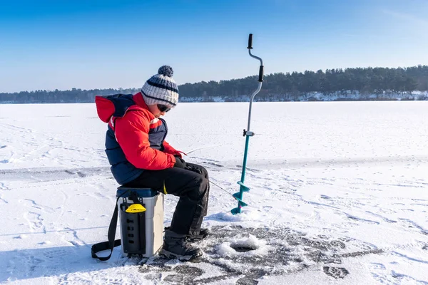 Menino Gosta Pesca Inverno Gelo Lago — Fotografia de Stock