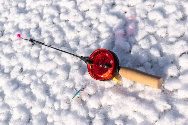 冰上有诱饵的冬季钓竿 — 图库照片