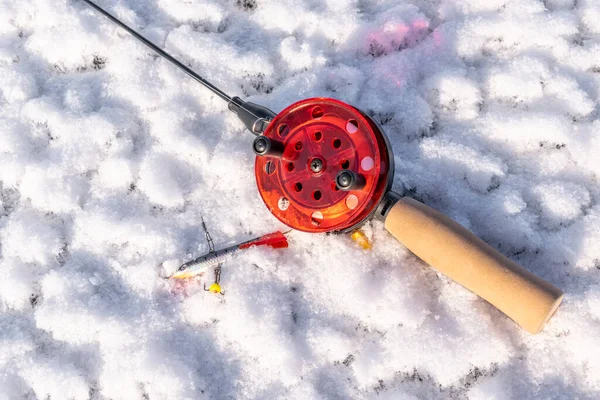 冰上有鱼饵的冬季钓竿 — 图库照片