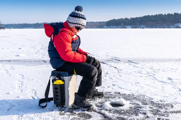 Pojken Njuter Vinterfiske Isen Sjön — Stockfoto