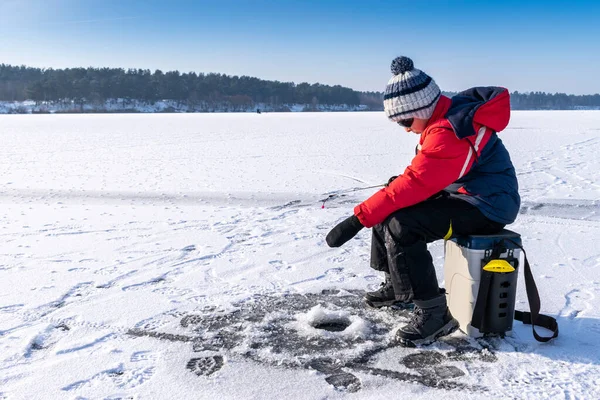 Pojken Njuter Vinterfiske Isen Sjön — Stockfoto