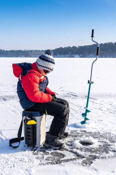 Мальчик Наслаждается Зимней Рыбалкой Льду Озера — стоковое фото