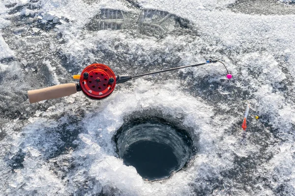 寒冬的钓竿在冰洞边5 — 图库照片