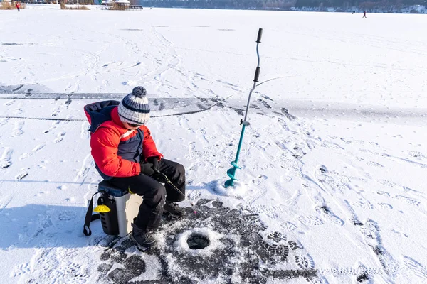 Junge Genießt Winterangeln Auf Dem Eis Des Sees Stockbild