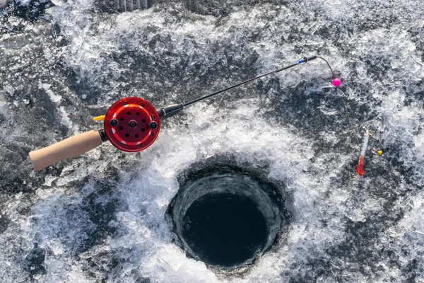 Canna Pesca Invernale Vicino Buco Nel Ghiaccio — Foto Stock