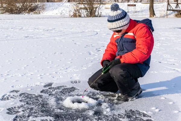 Niño Disfruta Pesca Invierno Hielo Del Lago —  Fotos de Stock