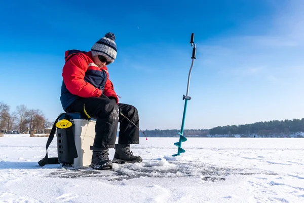 Menino Gosta Pesca Inverno Gelo Lago Imagens Royalty-Free