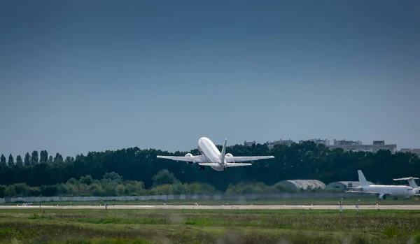 Avião Jato Passageiros Está Decolando Aeroporto Dia Nublado — Fotografia de Stock