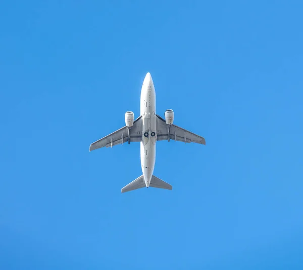 Onderaanzicht Van Het Witte Passagiersvliegtuig Het Opstijgen — Stockfoto