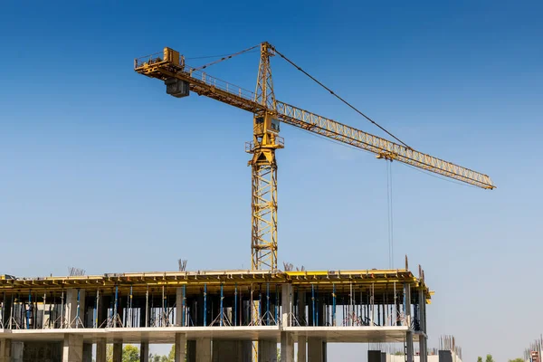 Crane Desarrollando Edificio Día Soleado — Foto de Stock