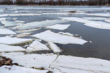 Baharda eriyen buz akıntısı