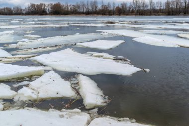 Baharda eriyen buz sürüklenmesi