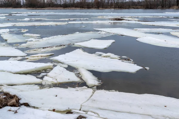 Baharda eriyen buz akıntısı
