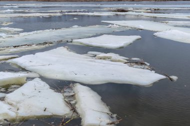 Nehirde ilkbaharda buz sürükleniyor