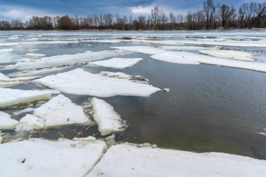 Baharda eriyen buz sürükleniyor