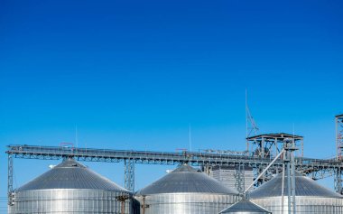 Mavi gökyüzü görünümüne karşı tahıl asansörü