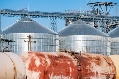 Tahıl asansörü silolarının yanındaki vagonlar.