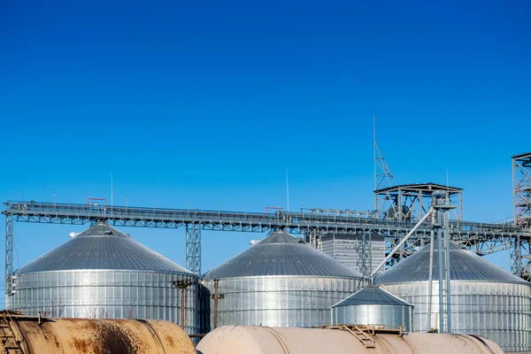 Asansör silolarının yakınındaki vagonlar yakın çekim görüntüsü.