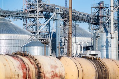 Tahıl asansörünün yakınındaki vagonlar yakın plan.