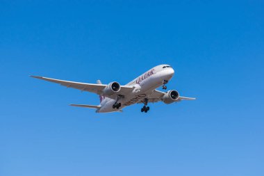 Boryspil, Ukrayna - 10 Mart 2021: Katar Havayolları Boeing 787-8 Dreamliner
