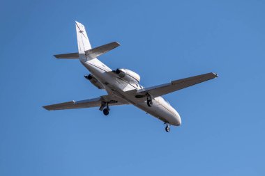 İş jeti havaalanına iniyor.