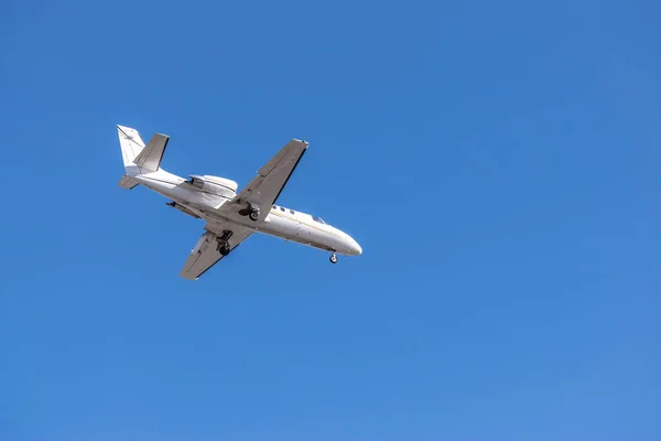 Jet Negocios Durante Aterrizaje —  Fotos de Stock