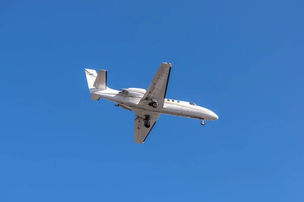 Negocio Jet Aterrizaje Contra Cielo Despejado —  Fotos de Stock