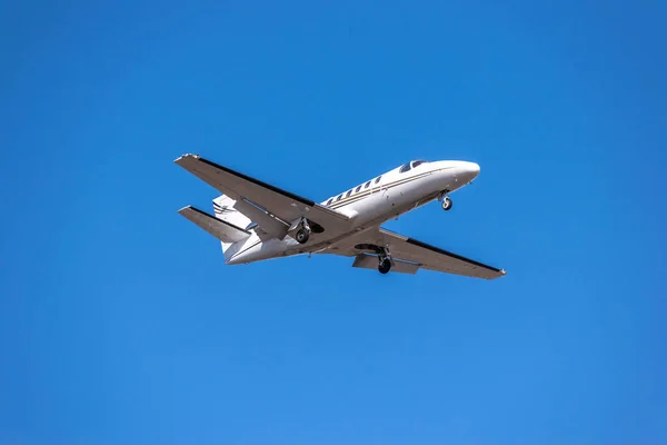 Business Jet Landing Blue Sky — Stock Photo, Image