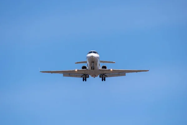 Business Jet Landing Front View — Stock Photo, Image