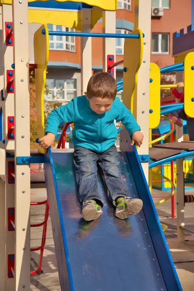 Мальчик на детской площадке — стоковое фото