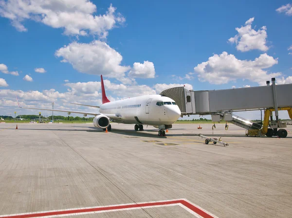 Avião no portão — Fotografia de Stock