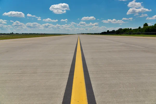 Landebahn am Flughafen — Stockfoto