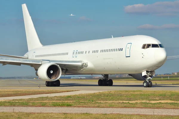 Jet auf Landebahn — Stockfoto