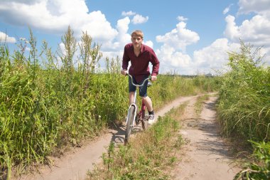 adam Bisiklete binmek