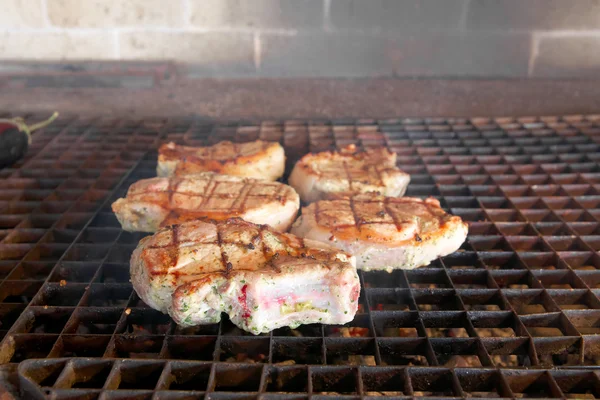 Steaks auf dem Grill — Stockfoto