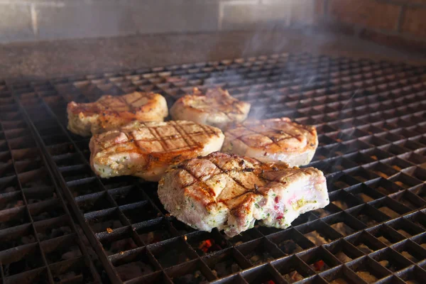 Steaks auf dem Grill — Stockfoto