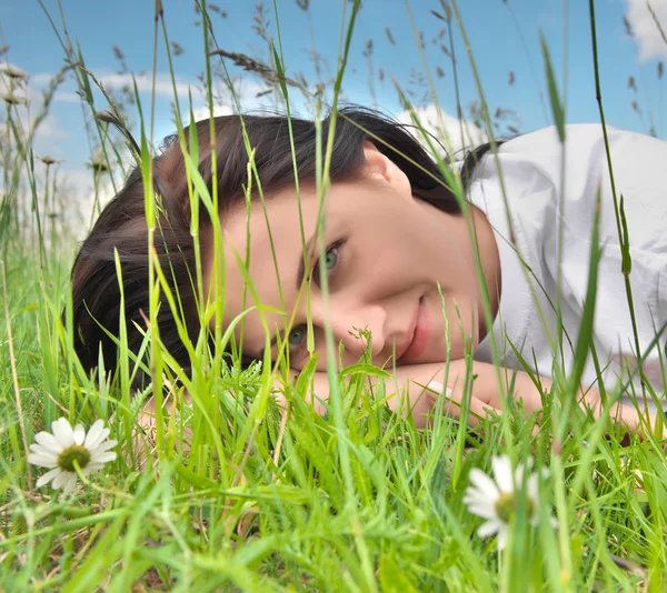 Flicka i gräset — Stockfoto