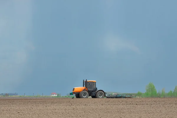 Tractor cultivando el campo — Foto de Stock