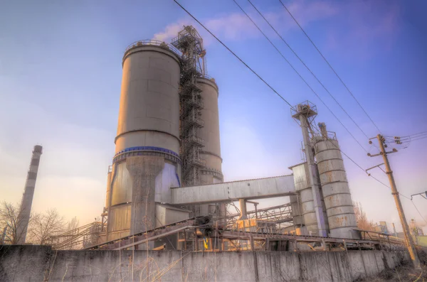 Cementfabriek op zonsondergang — Stockfoto